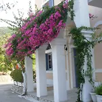 Louisa Πόρος