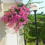 Ξενοδοχείο με διαμερίσματα Louisa 2*