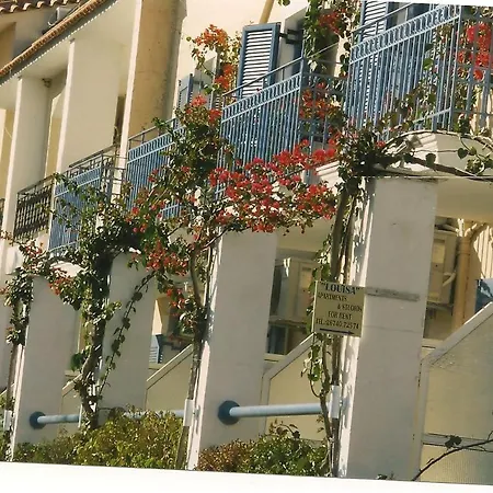 Louisa Lägenhetshotell Poros (Kefalonia)